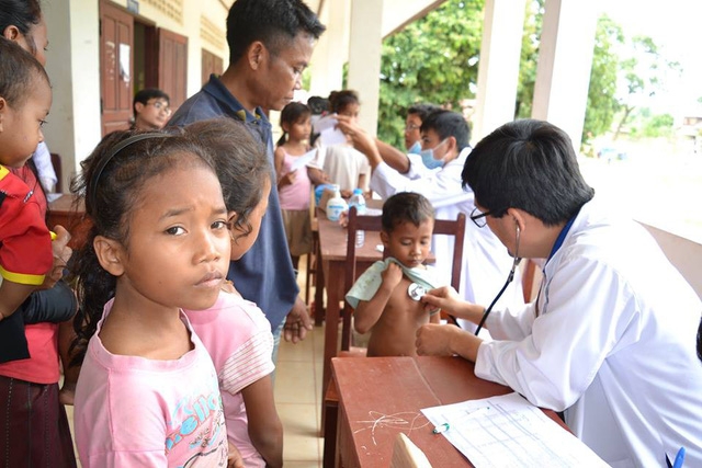 Bác sĩ người Việt trắng đêm cứu chữa cho bệnh nhân vùng lũ sau sự cố vỡ đập tại Lào 3