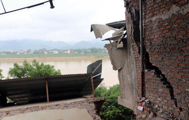 Cận cảnh hiện trường nhiều ngôi nhà kiên cố nghiêng, đổ xuống sông ở Hòa Bình 2