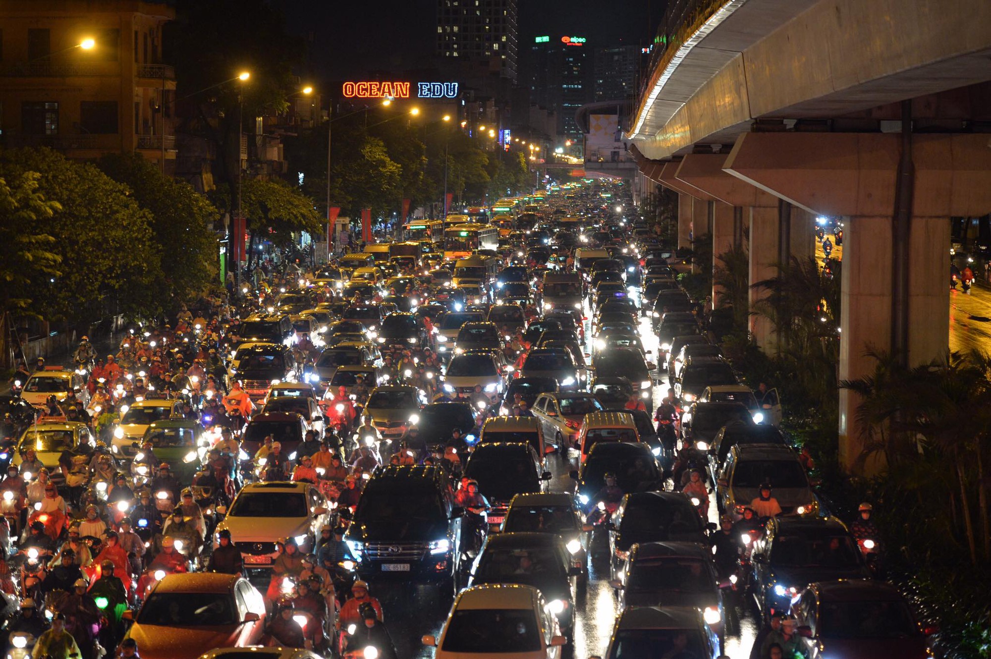 Đang ngập hàng loạt tuyến phố ở Hà Nội, giao thông tắc nghẽn kinh hoàng suốt nhiều giờ - Ảnh 8. Đang ngập hàng loạt tuyến phố ở Hà Nội, giao thông tắc nghẽn kinh hoàng suốt nhiều giờ 10