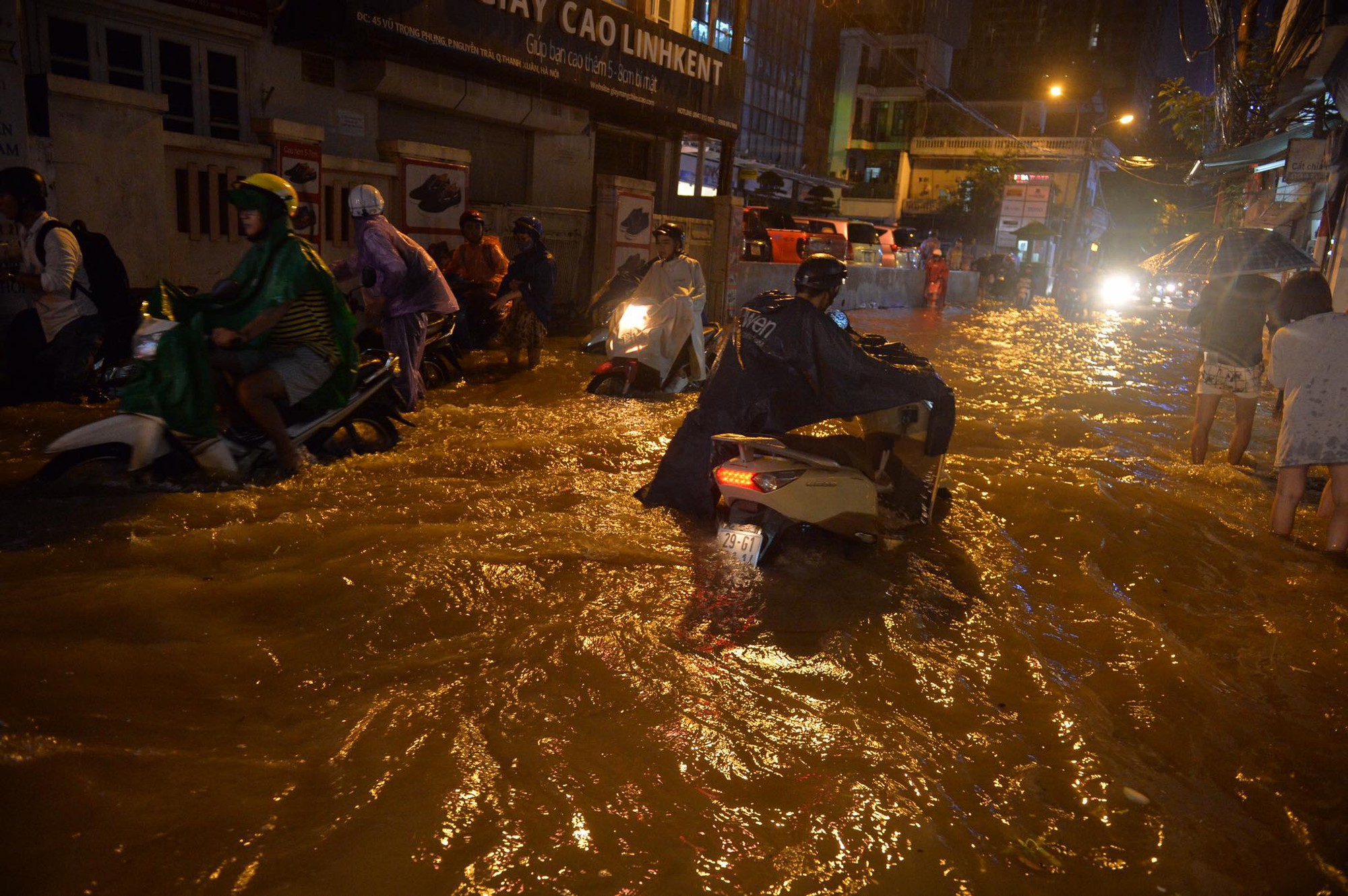 Dân công sở Hà Nội than trời trong ngày mưa ngập và tắc kinh hoàng: 'Có vài km mà mất tới 2, thậm chí 3 tiếng đồng hồ mới về đến nhà' 3