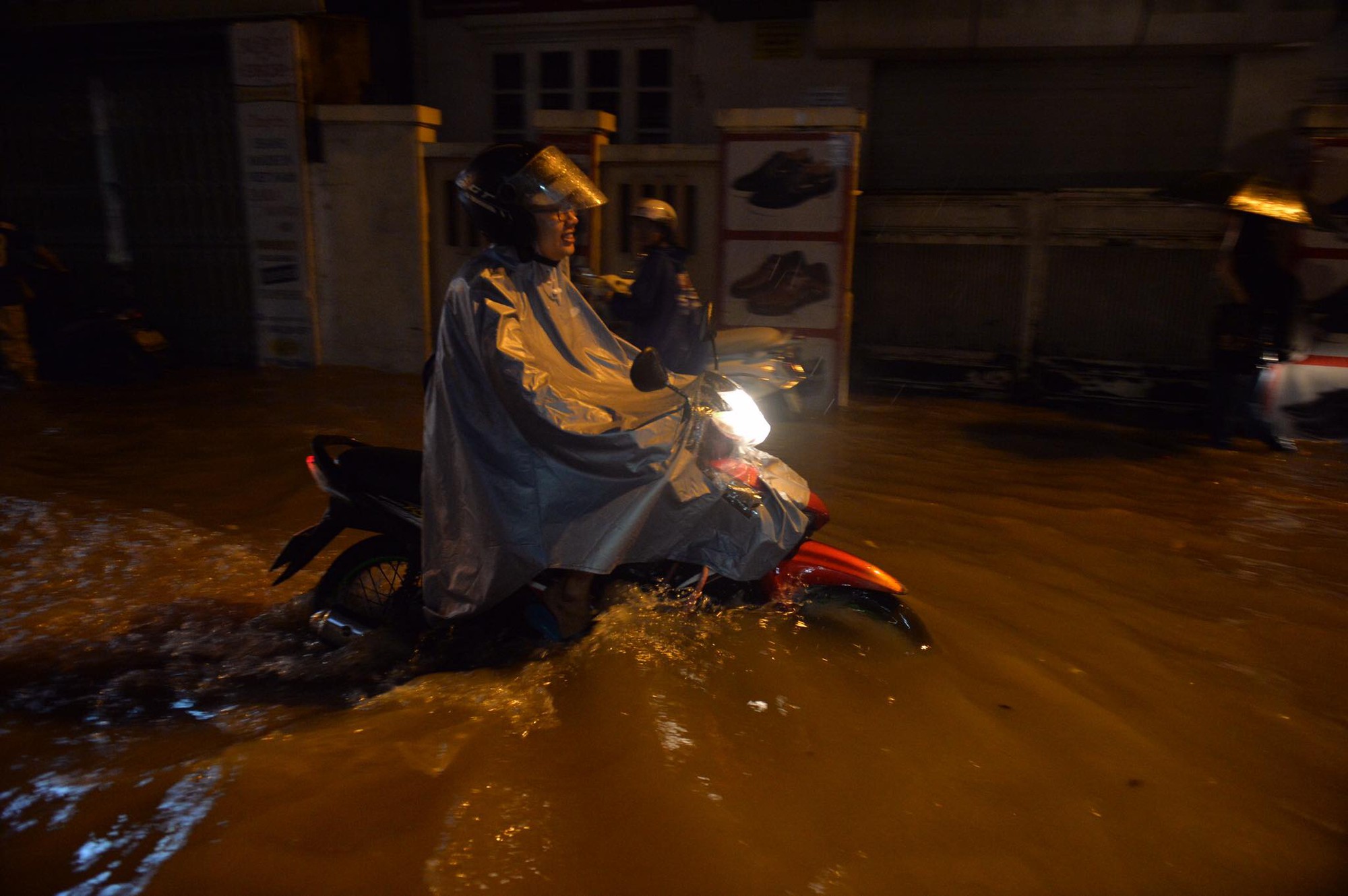 Dân công sở Hà Nội than trời trong ngày mưa ngập và tắc kinh hoàng: 'Có vài km mà mất tới 2, thậm chí 3 tiếng đồng hồ mới về đến nhà' 7