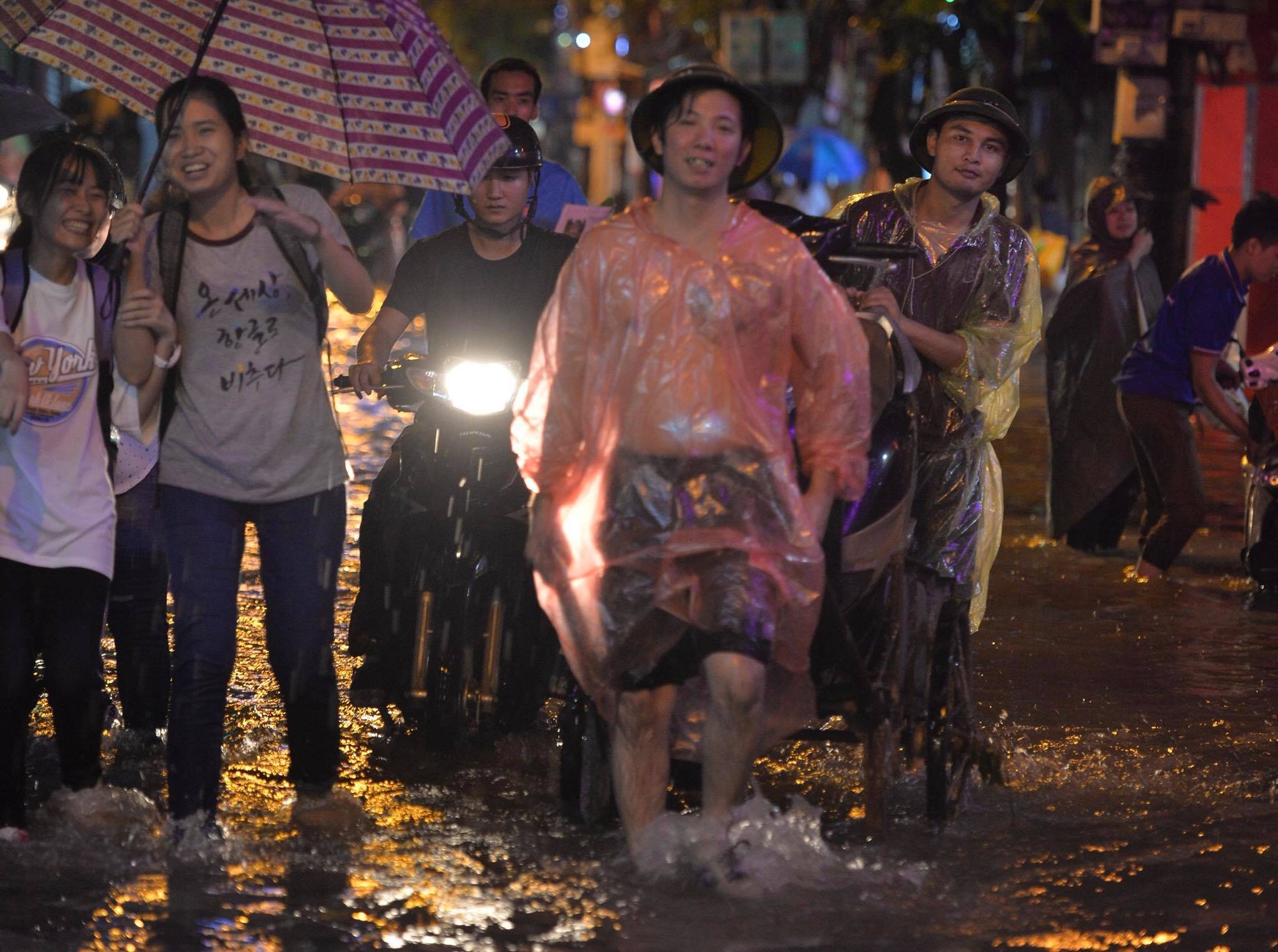 Dân công sở Hà Nội than trời trong ngày mưa ngập và tắc kinh hoàng: 'Có vài km mà mất tới 2, thậm chí 3 tiếng đồng hồ mới về đến nhà' 6