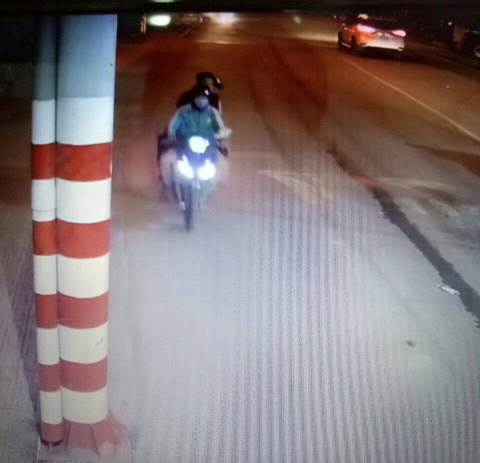 Hình ảnh cuối cùng của tài xế GrabBike chở theo 2 nam thanh niên trước khi bị sát hại - Ảnh 1. Hình ảnh cuối cùng của tài xế GrabBike chở 2 thanh niên trước khi bị sát hại 1