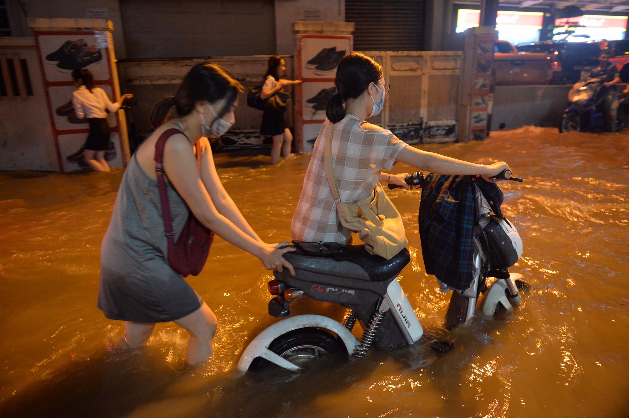 Dân công sở Hà Nội than trời trong ngày mưa ngập và tắc kinh hoàng: Có vài km mà mất tới 2, thậm chí 3 tiếng đồng hồ mới về đến nhà - Ảnh 4. Dân công sở Hà Nội than trời trong ngày mưa ngập và tắc kinh hoàng: 'Có vài km mà mất tới 2, thậm chí 3 tiếng đồng hồ mới về đến nhà' 4