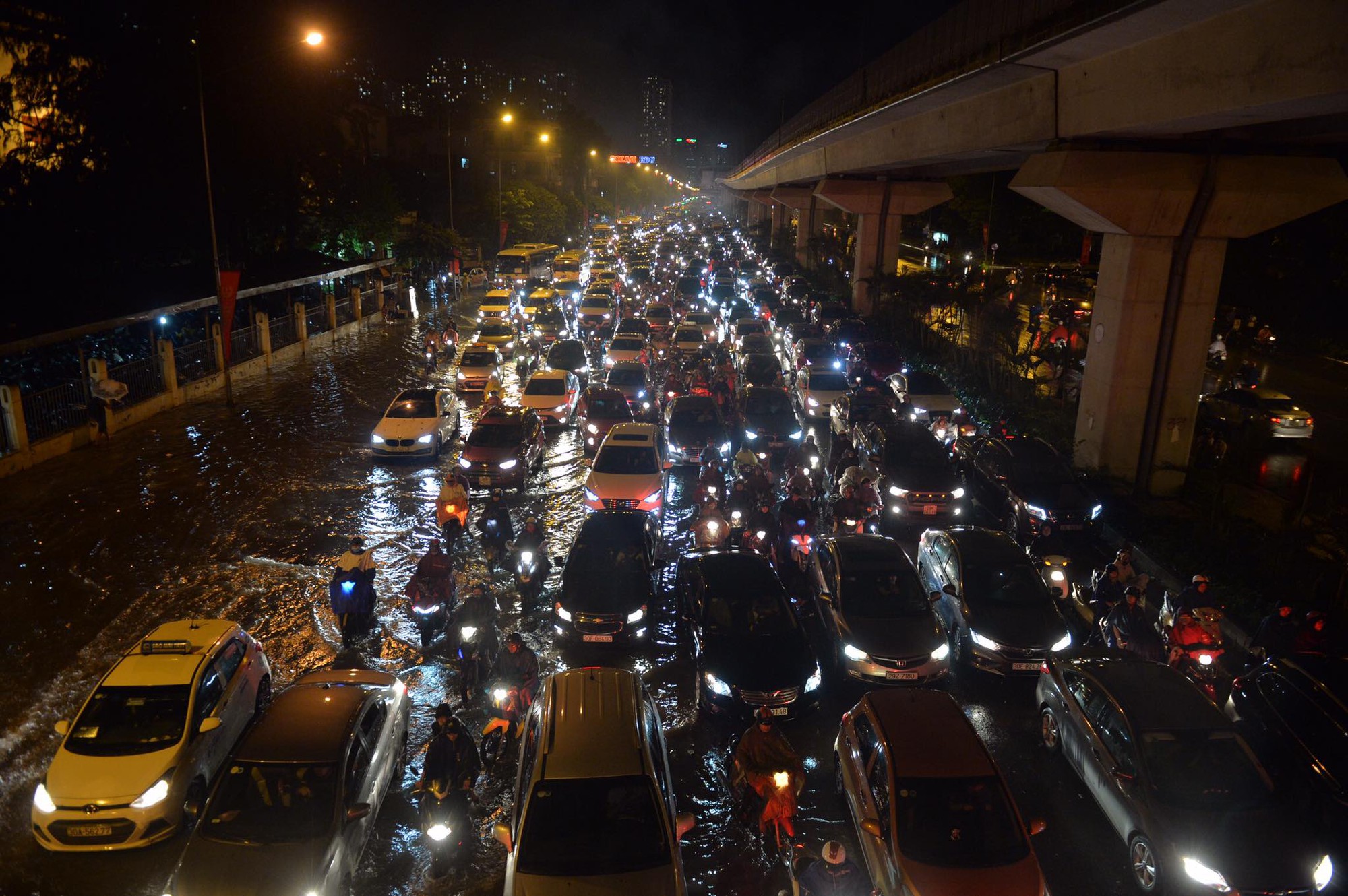 Đang ngập hàng loạt tuyến phố ở Hà Nội, giao thông tắc nghẽn kinh hoàng suốt nhiều giờ 17