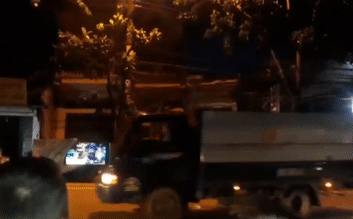 3 ngôi nhà bất ngờ sạt lở xuống sông Đà, người dân tháo chạy trong đêm