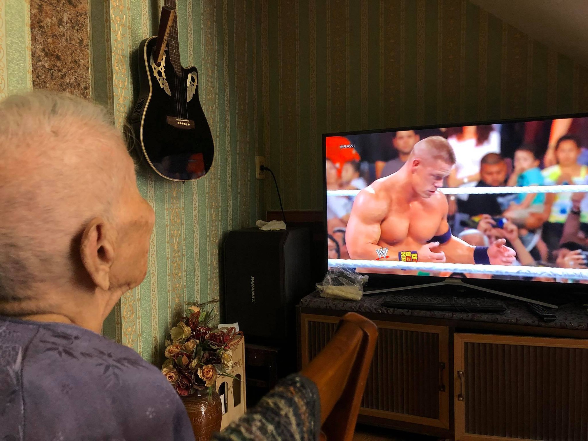 Cụ bà 98 tuổi vẫn mê xem đấu vật WWE, đặc biệt hâm mộ John Cena vì trận nào cũng bị đánh nên thương - Ảnh 2. Cụ bà 98 tuổi vẫn mê xem đấu vật WWE, đặc biệt hâm mộ John Cena vì 'trận nào cũng bị đánh nên thương' 1