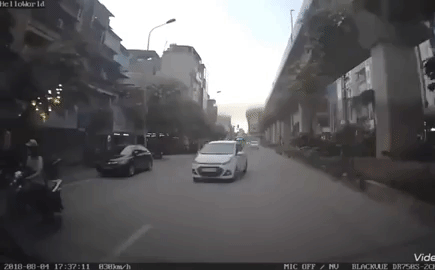 Xe điên đâm hàng loạt xe trên phố Hà Nội rồi bỏ chạy