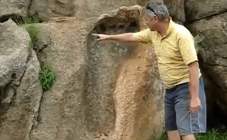 Dấu chân khổng lồ dài 1,2m ở Nam Phi: Bí ẩn thách thức khoa học hơn trăm năm