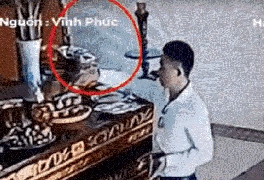 Nam thanh niên sơ mi đóng thùng vào chùa 'chôm' tiền công đức