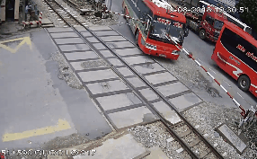 Xử phạt tài xế xe khách tông gãy rào chắn tàu hỏa ở Thanh Hóa