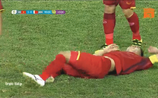 Giữa trận chiến căng thẳng, Văn Quyết khiến tất cả bật cười với động tác như trên bãi biển