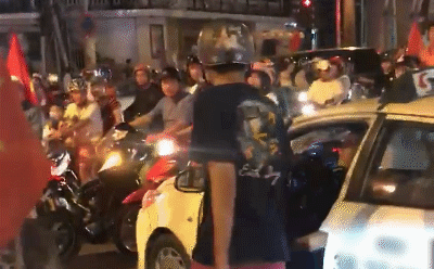 Thanh niên quá khích chặn đánh tài xế taxi vì bị cản đường 'đi bão'