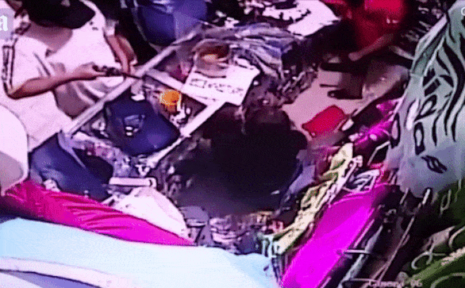 Bị cướp chĩa súng vào mặt, phản ứng của người phụ nữ khiến ai cũng ngả mũ thán phục