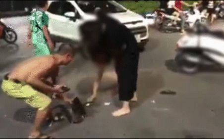 Thấy người yêu với bồ đánh nhau giữa đường, chàng trai chán nản lên xe bỏ đi