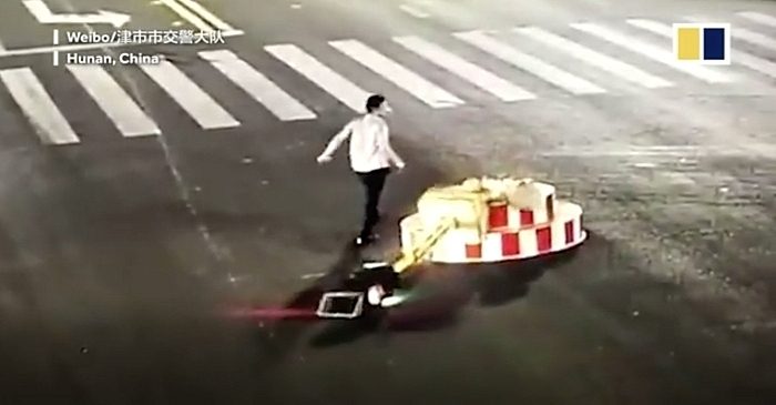Không muốn chờ đèn đỏ, người đàn ông Trung Quốc kéo đổ cột đèn giao thông 1