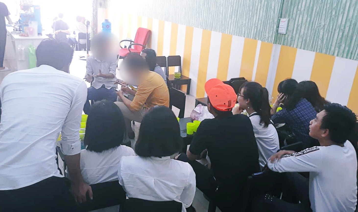 Lừa đảo hơn chục tỷ đồng bỏ trốn, giám đốc 8x rởm bị nạn nhân bắt giao công an khi đang nhận thêm tiền người khác ở Sài Gòn - Ảnh 2. Lừa đảo hơn chục tỷ đồng bỏ trốn, giám đốc 8x 'rởm' bị nạn nhân bắt giao công an khi đang nhận thêm tiền người khác ở Sài Gòn 2