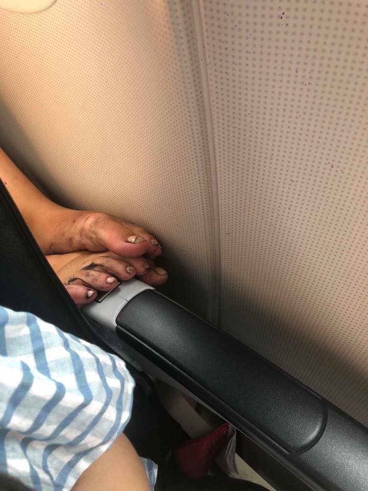 Hình ảnh hành khách vô tư gác đôi bàn chân cáu bẩn lên ghế trước máy bay khiến nhiều người ngán ngẩm 2