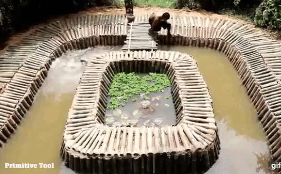 2 thanh niên Campuchia tay không xây bể bơi, thành quả khiến người xem muốn học theo