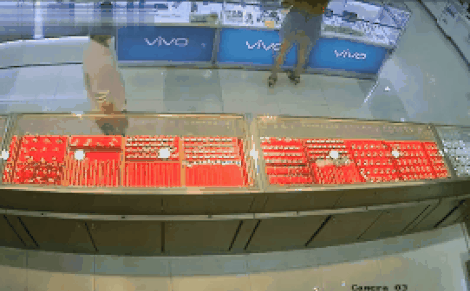 Nam thanh niên ăn mặc như soái ca, 2 lần quỳ xuống nhìn lén váy cô gái ngay giữa trung tâm thương mại