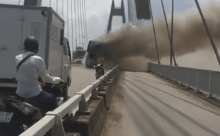 Xe khách bốc cháy dữ dội giữa cầu, hàng nghìn người theo dõi clip ghi lại hiện trường