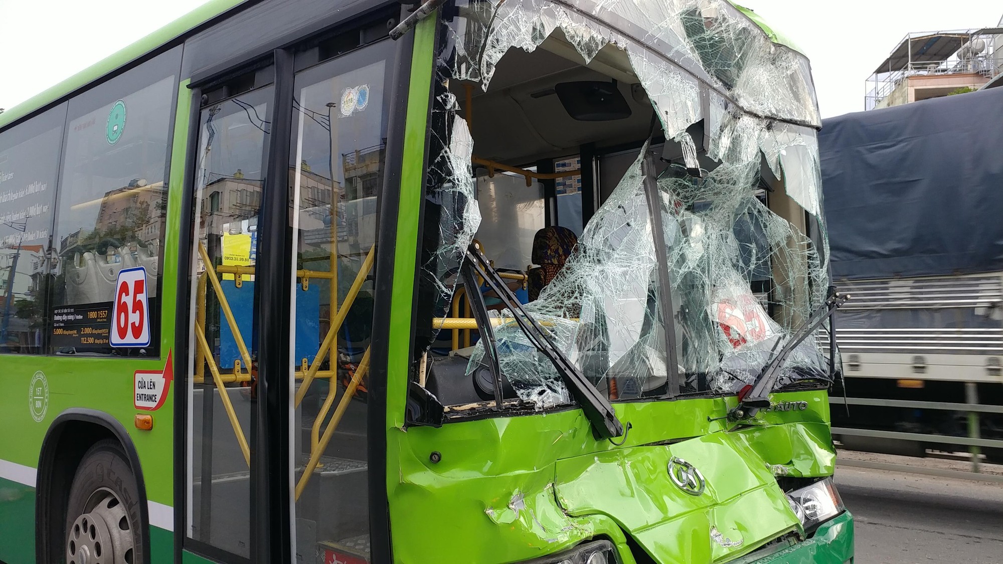 Khách hoảng loạn la hét khi xe buýt nát đầu sau tai nạn liên hoàn trước hầm chui ở Sài Gòn 2