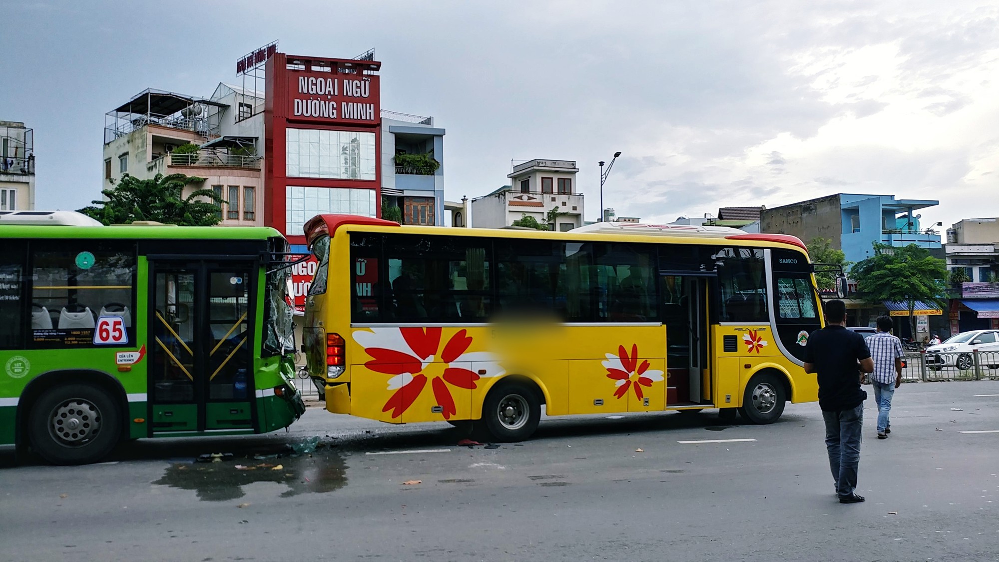 Khách hoảng loạn la hét khi xe buýt nát đầu sau tai nạn liên hoàn trước hầm chui ở Sài Gòn 1