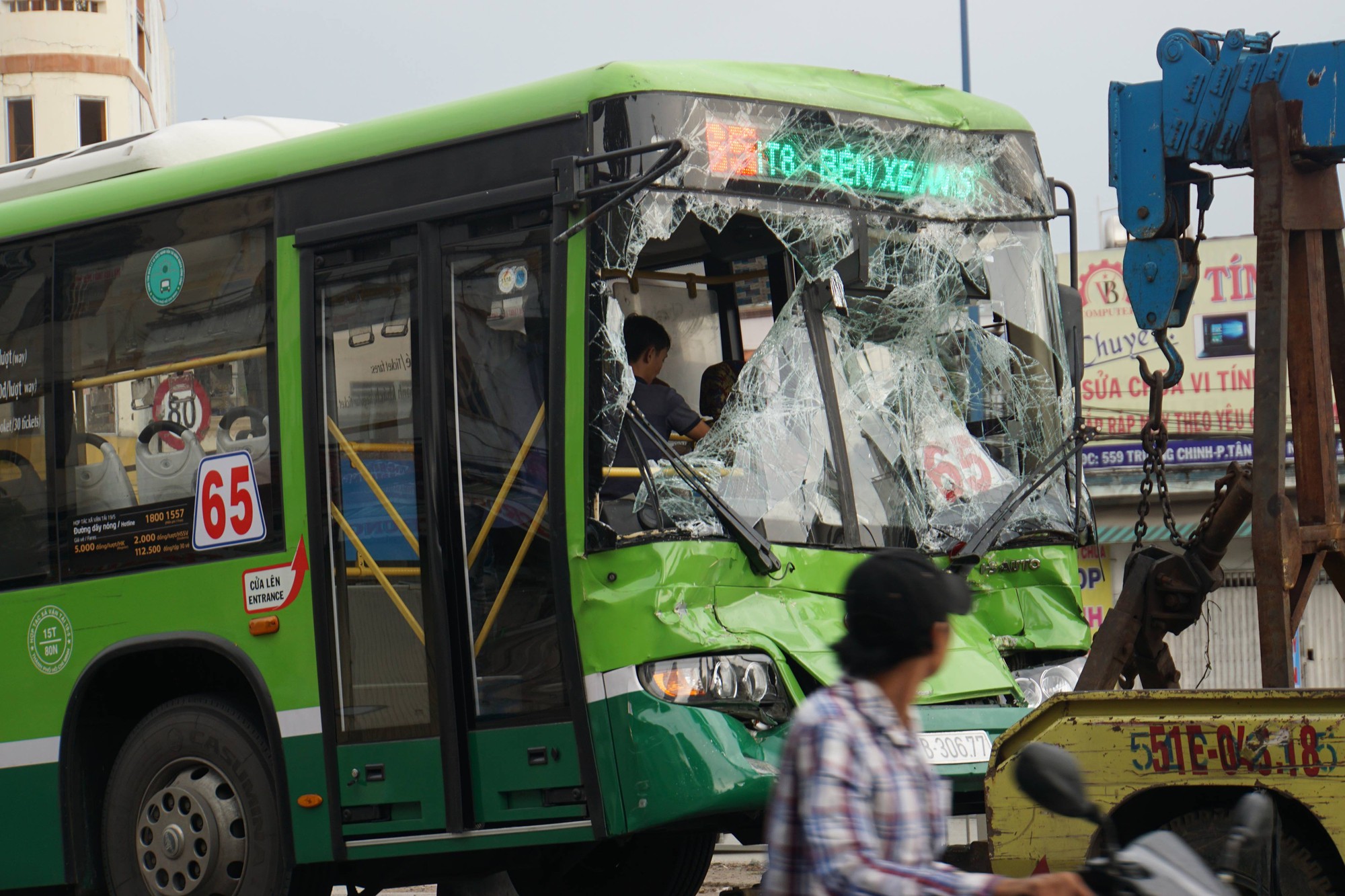 Khách hoảng loạn la hét khi xe buýt nát đầu sau tai nạn liên hoàn trước hầm chui ở Sài Gòn 3