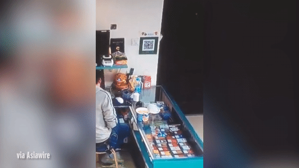 Bát mỳ bất ngờ nổ tung dù không ai đụng vào khiến người xem 'thót tim'