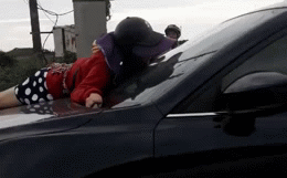 Vợ nhảy lên nắp capo ô tô đánh ghen, chồng nhấn ga bỏ chạy khiến người đi đường phẫn nộ