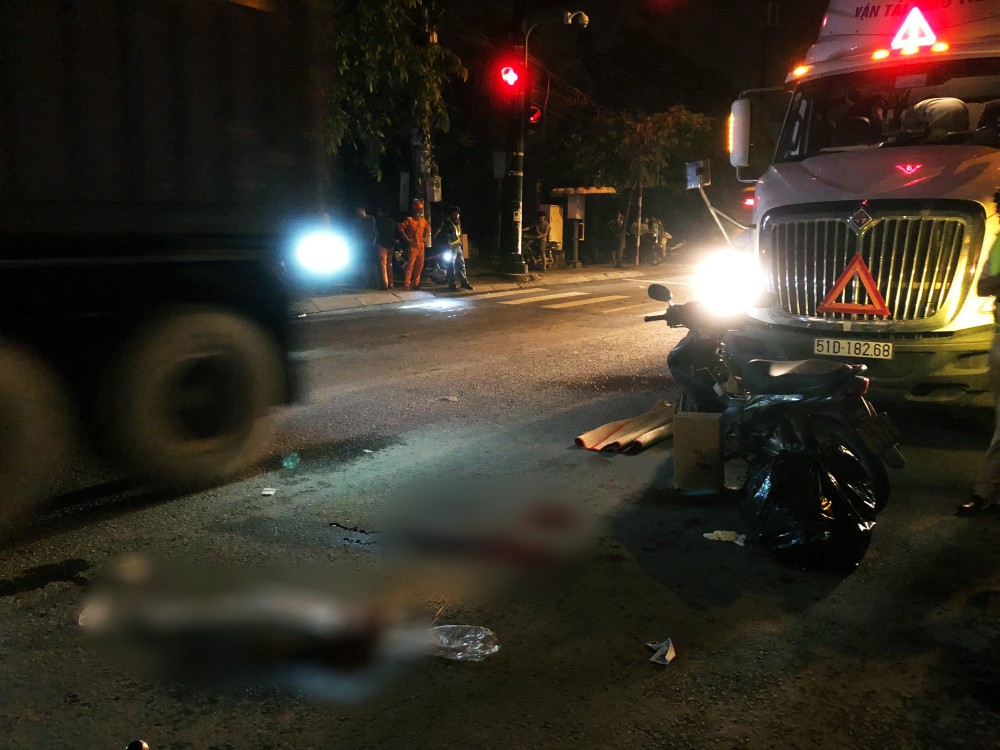 TP. HCM: Tài xế container và người đi xe máy “nói chuyện” bằng dao sau khi suýt gây tai nạn, 2 người thương vong 2
