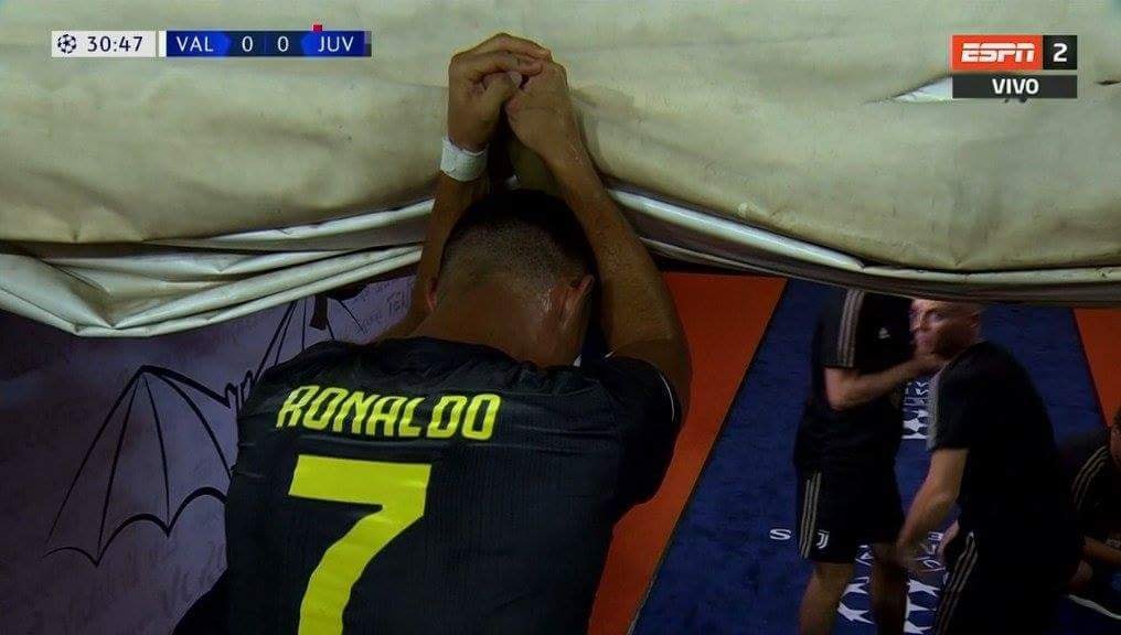 Ronaldo vừa đi vừa khóc tức tưởi vì bị trọng tài đuổi khỏi sân 9