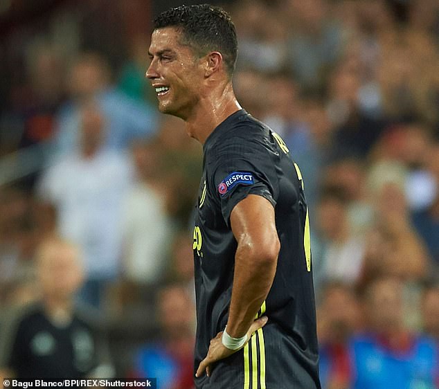 Ronaldo vừa đi vừa khóc tức tưởi vì bị trọng tài đuổi khỏi sân - Ảnh 1. Ronaldo vừa đi vừa khóc tức tưởi vì bị trọng tài đuổi khỏi sân 1