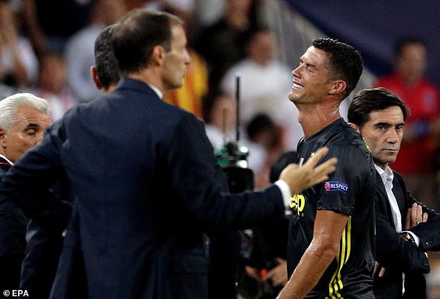 Ronaldo vừa đi vừa khóc tức tưởi vì bị trọng tài đuổi khỏi sân 10