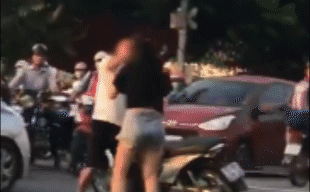 Nổi cáu vì bạn gái không nghe lời, nam thanh niên giở thói vũ phu giữa đường