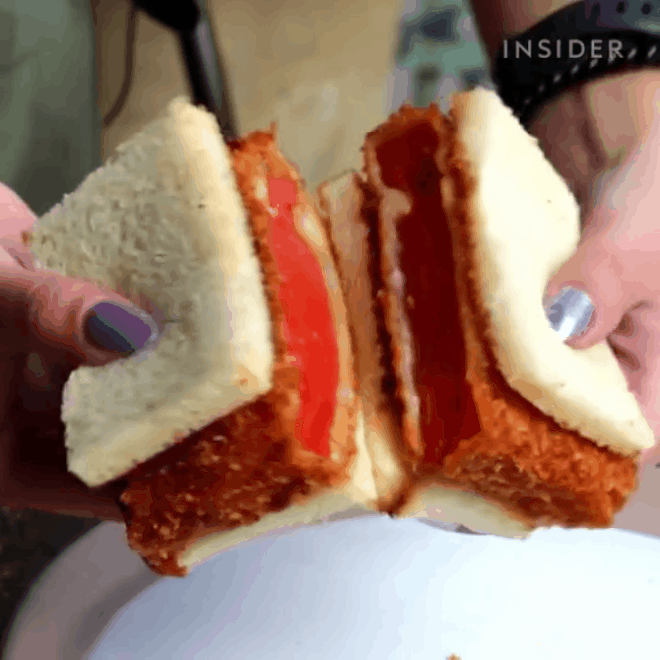 Hồ hởi bỏ ra hơn 200k mua miếng sandwich thịt bò, ai ngờ món ăn nhận được lại là...