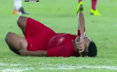 Cầu thủ Indonesia nổi như cồn sau pha 'diễn sâu' chẳng kém gì Busquets, David Luiz