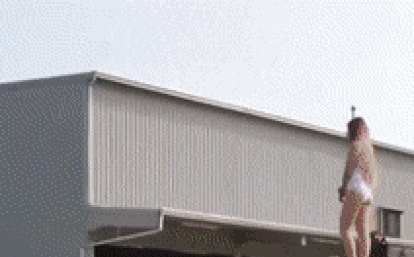 Vũ công đang múa cột trên xe jeep gặp nạn bị hất văng lên vỉa hè