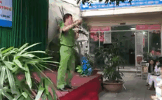 Chiến sĩ công an chỉ giáo nữ sinh dùng chiêu 'xúc tép' hạ yêu râu xanh