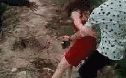 Gái xinh say rượu ngã xuống mương khi đi đám cưới, bạn trai phải vác lên vai đưa về