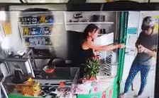 Giả vờ làm khách để cướp, thanh niên bị nữ chủ quán tóm gọn vì 1 tình huống không ngờ