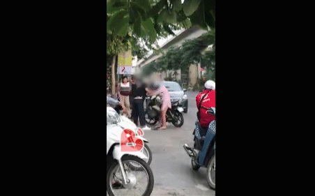  Hà Nội: Nam thanh niên dừng xe, túm tóc đánh bạn gái giữa phố
