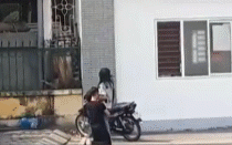 Mặc bạn gái giãy giụa, nam thanh niên vẫn quỳ gối ôm chặt chân trước cổng trường