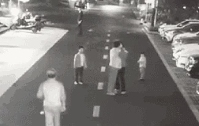 Xua đuổi chó trên đường, người phụ nữ bị chủ con chó đánh đến gãy xương ngay trước mặt các con mình