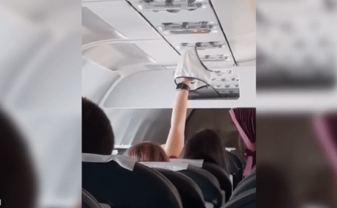 Góc ý thức: Người phụ nữ thản nhiên hong khô nội y trên máy bay