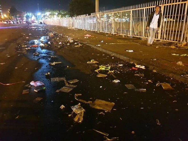 Quảng trường SVĐ Mỹ Đình ngập rác sau trận đấu với Malaysia 8