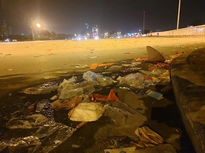 Quảng trường SVĐ Mỹ Đình ngập rác sau trận đấu với Malaysia 5