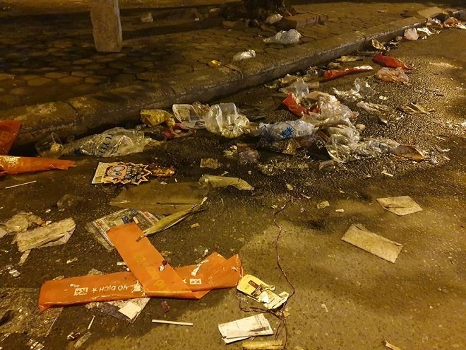 Quảng trường SVĐ Mỹ Đình ngập rác sau trận đấu với Malaysia 7