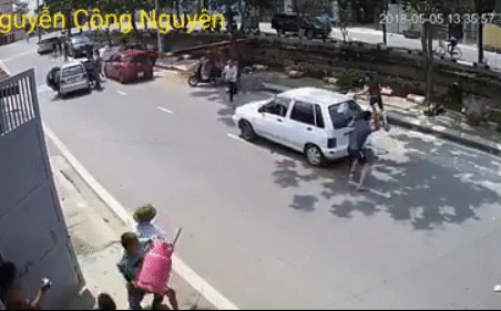 Nhóm côn đồ hung hãn cầm hung khí vào khu trọ gây sự bị cả khu đánh trả, chạy toán loạn