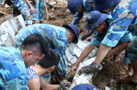 Chùm ảnh: Người dân Nha Trang đau xót dựng bàn thờ chung cho những nạn nhân đã khuất sau trận lũ và sạt lở lịch sử 9